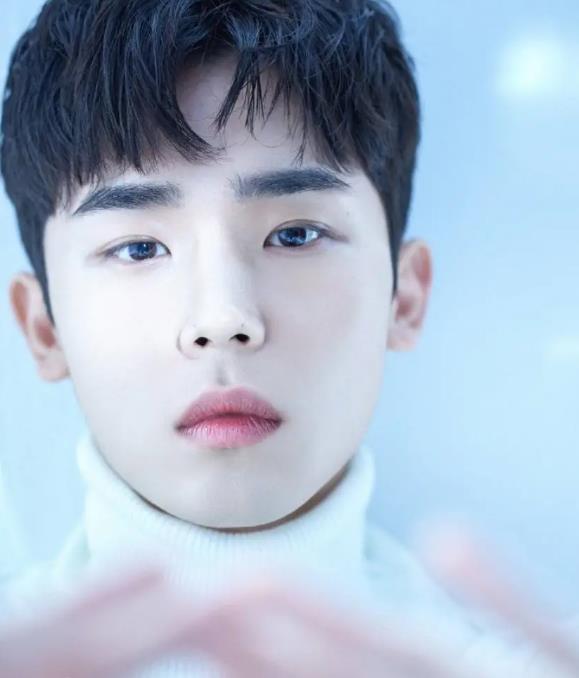 韩国知名女星，结婚对象公开，出演过真人秀节目《单身即地狱》