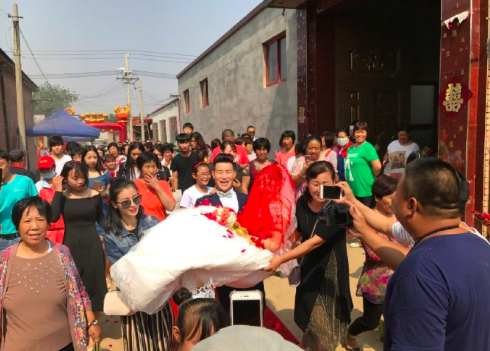 嘎子谢孟伟又惹争议,和妻子穿廉价礼服要二婚,曾豪掷千金办婚礼