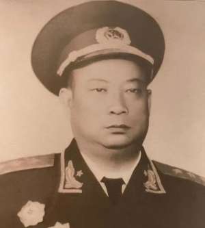 敬军礼(1945年，贺炳炎见到毛主席后用左手敬军礼，毛主席：免掉你这份礼)