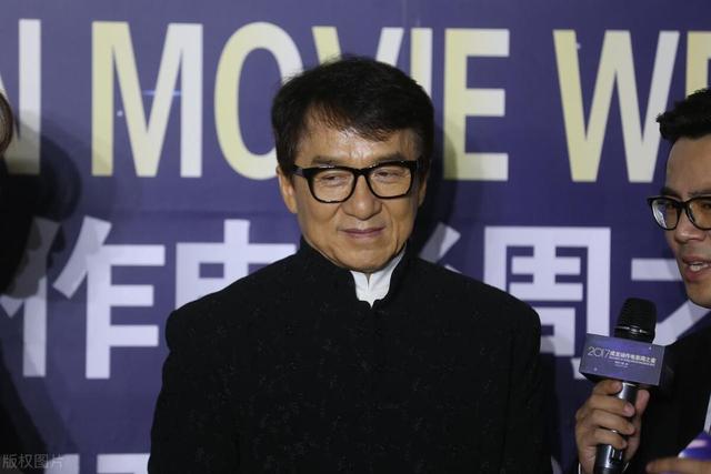 成龙的传奇：岁月不老，影响力永恒，