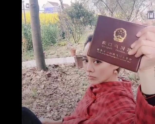 赵本山国籍引争议，拿出户口本放话：我的根在中国，我不会移民！