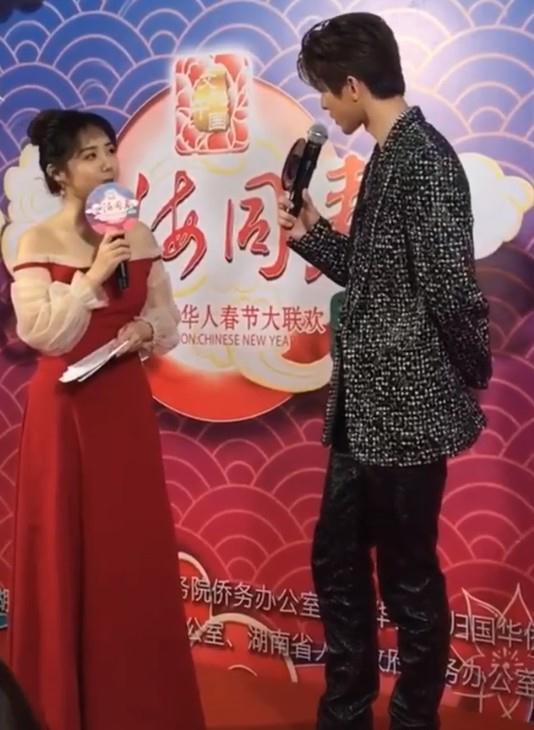 有一种帅叫蔡徐坤穿了皮裤，镜头放大4倍后，网友：不敢有同款