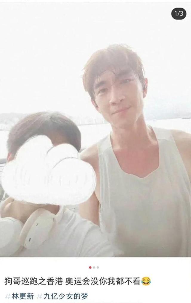 36岁林更新上戏报到被偶遇，拉推车领新书，大长腿超抢镜