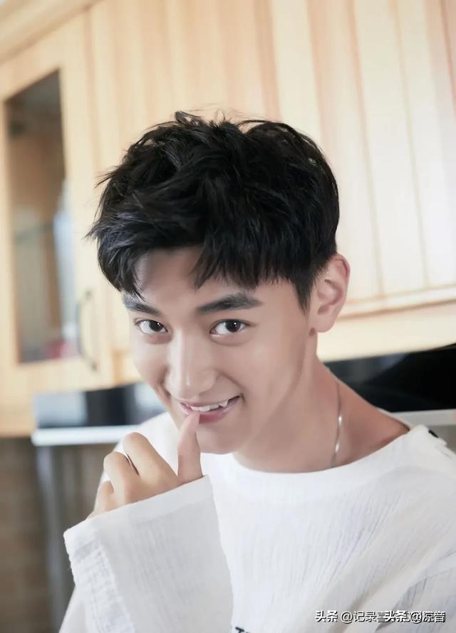 来看看翟子路和他的两位同学,看看这三位青年男演员哪一位最帅