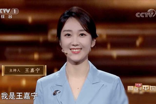 央视美女主持人王嘉宁：29岁嫁人，老公年轻帅气，爱情事业双丰