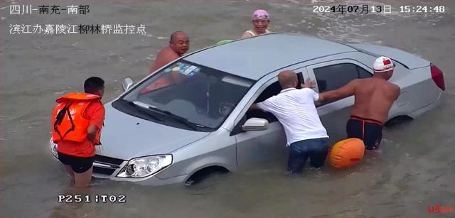 “洪水中多人推车”视频引关注,带头帮70岁老人推车的社区书记:这就是个小事情