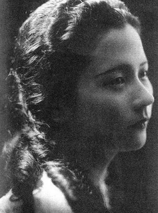 沪上第一名媛与戏子私奔，狠心“抛弃”孩子，却缔造华人顶级豪门