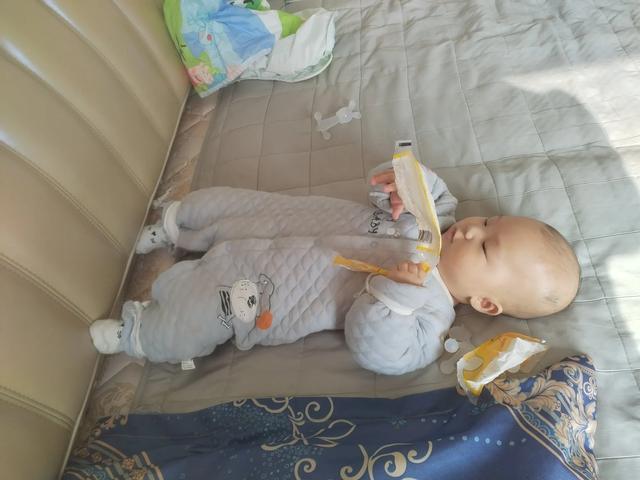 24.10.28日～11.25日，趴，翻身翻地下，叫妈妈