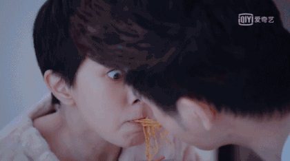 车祸后躺在地上吻，拔掉氧气管还要吻，国产剧花式吻戏智商在哪？