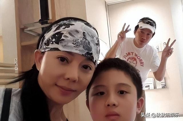 被畸形母爱毁掉的星二代：母乳12年，同床15年，荒唐的事还在后面