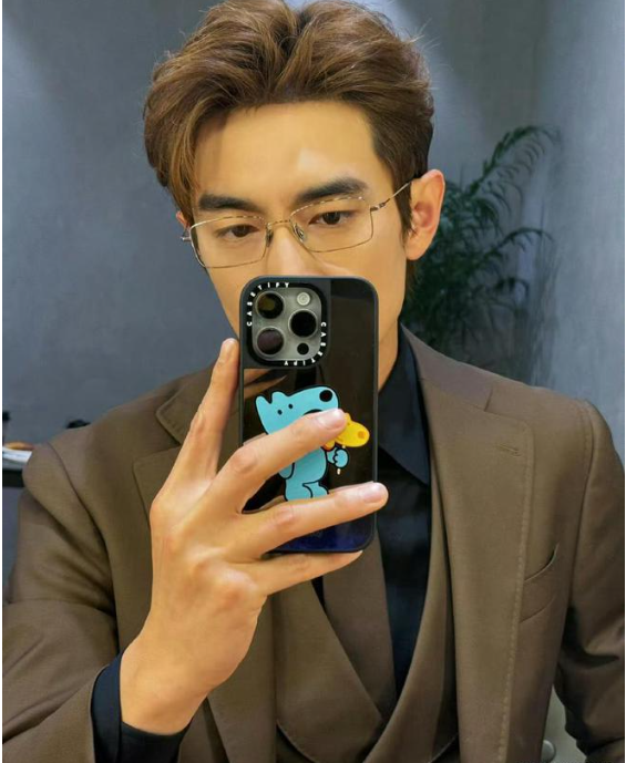 36岁林更新上戏报到被偶遇，拉推车领新书，大长腿超抢镜