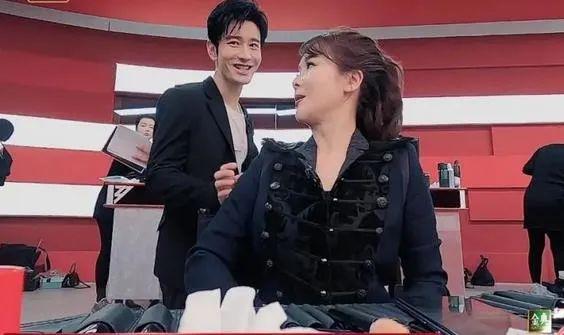 《浪姐2》黄晓明李菲儿4次互动，李菲儿很克制，baby放心了