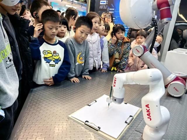 假期体验“趣”时光！这群小学生手工、书法、科技技能全get