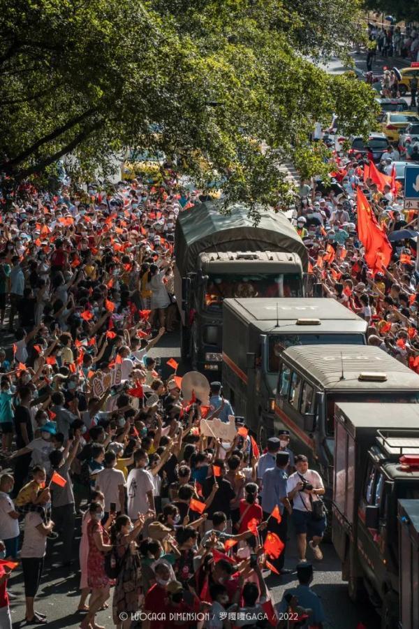 夹道欢送！“这大概是中国独有的场面了”