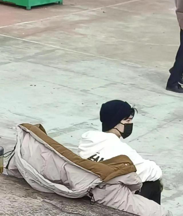 杨洋回安徽老家过年,乡野一隅星光依旧,神秘座驾引猜想