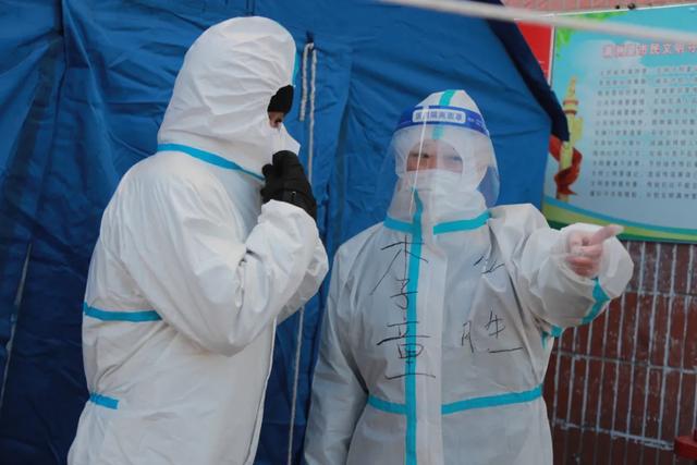 【抗疫一线】警察夫妻共战疫：一张合影 三分钟“邂逅”