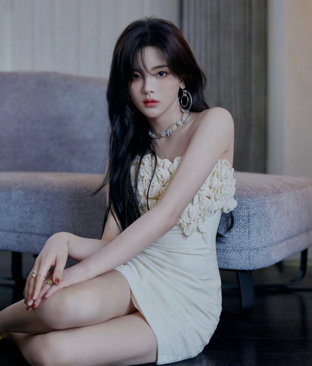 杨超越齐胸白色礼服性感写真