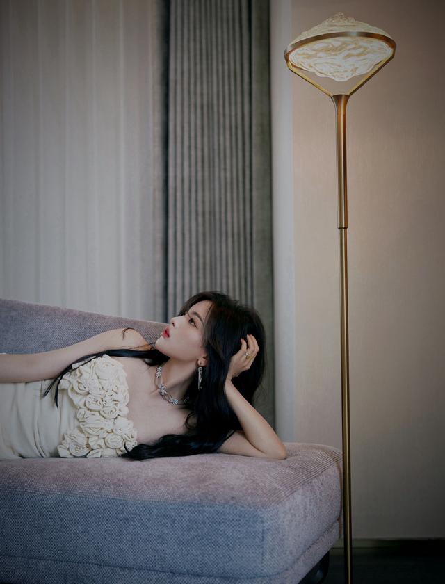 杨超越齐胸白色礼服性感写真