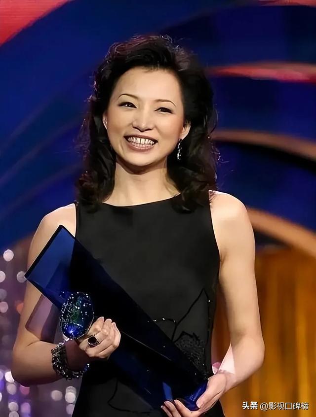 董卿带10岁儿子游布达拉宫,身材纤瘦,手臂黝黑,脸上白皙