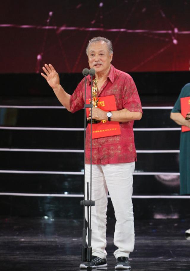 他是东北帅气男星,从《兵临城下》走上银幕,曾与黄梅莹饰演夫妻