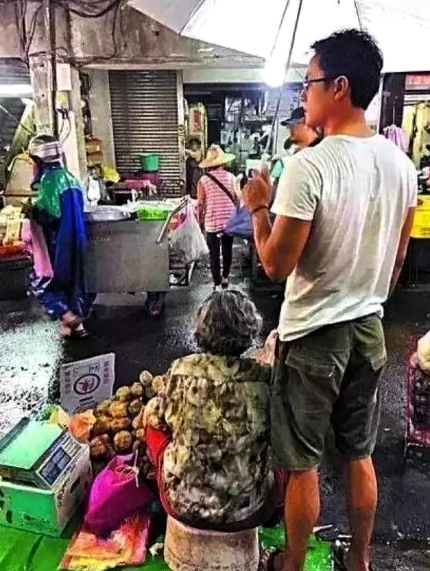 亲哥欠赌债，勒死妻儿自杀，明道内心崩溃背影佝偻，却遭网友谴责