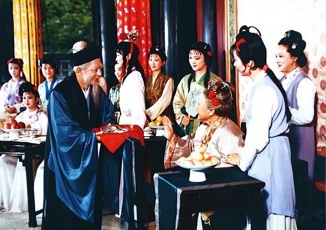 贾蓉：宁国府嫡长孙，一生没有子女，妻子病逝后，他彻底变坏