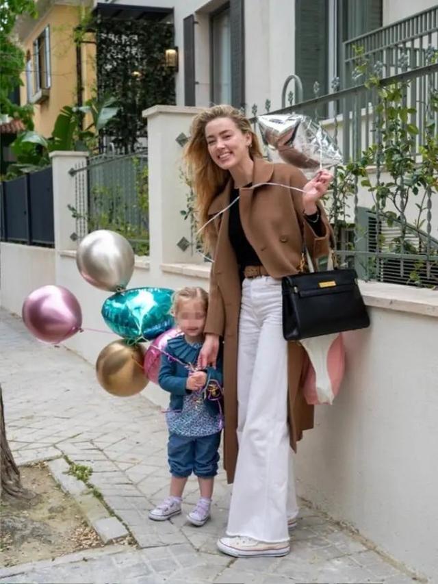 德普前妻、马斯克前女友太美了！性格直率身材火辣，美照层出不穷