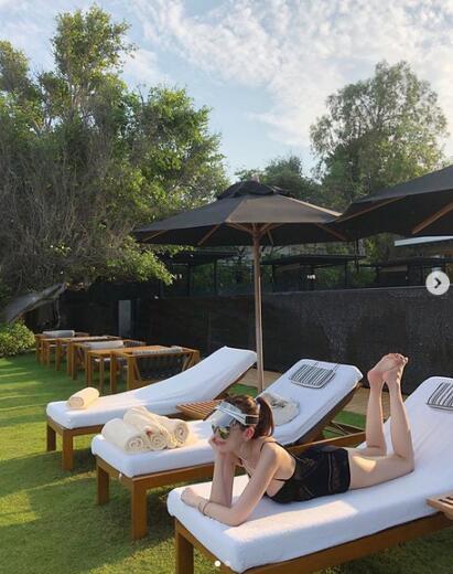 林志颖老婆陈若仪海边大秀好身材,手上40万的手镯亮了