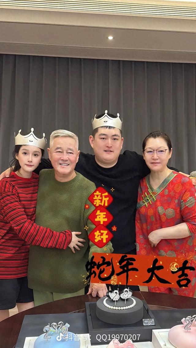 67岁赵本山为28岁龙凤胎儿女庆生，其妻子马丽娟罕见现身