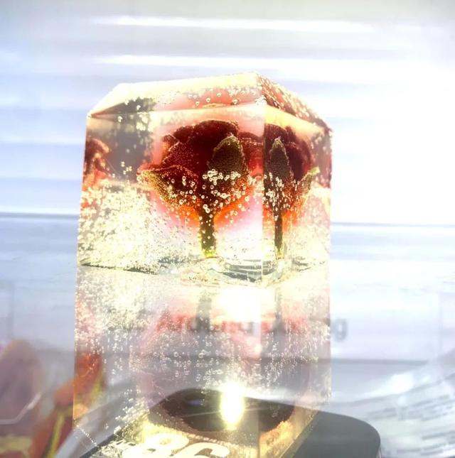 【约会哈尔滨 冰雪暖世界】去年送“小灵龙” 的哈尔滨小伙，今年又做了批“冰封小玫瑰”……