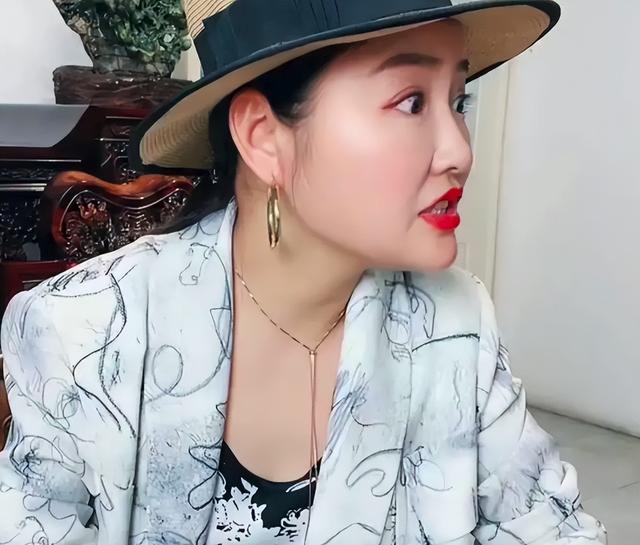 娇娇直播再爆料，称前夫强到不屑赵本山，称自己是毒蛇要咬死他