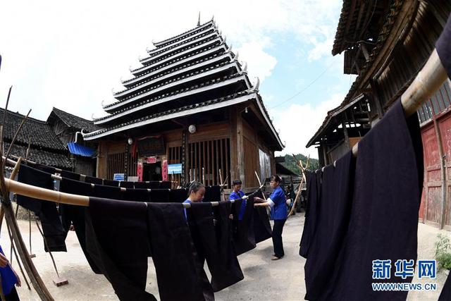 侗乡探秘：亮布侗衣让人迷