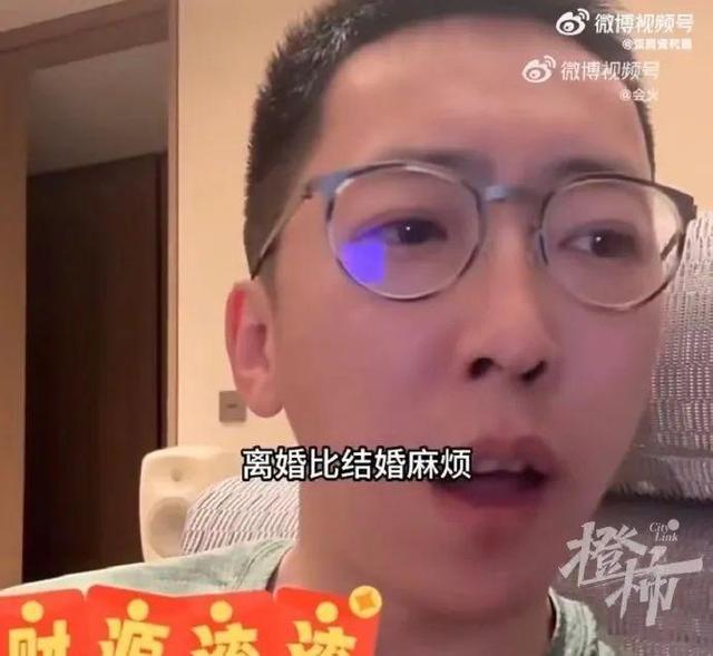 全网催离的“千万网红夫妻”现身民政局，本人回应