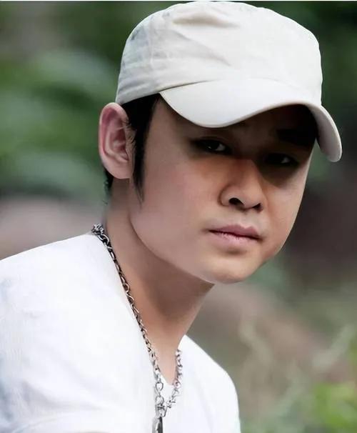 刀郎的二任妻子：杨娜从挚爱到过客，朱梅坚守陪伴，迎来了春天