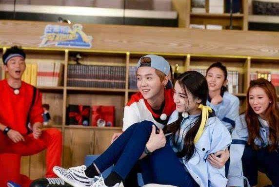 迪丽热巴的教科书式“公主抱”让人折服，也让不少男艺人为之汗颜