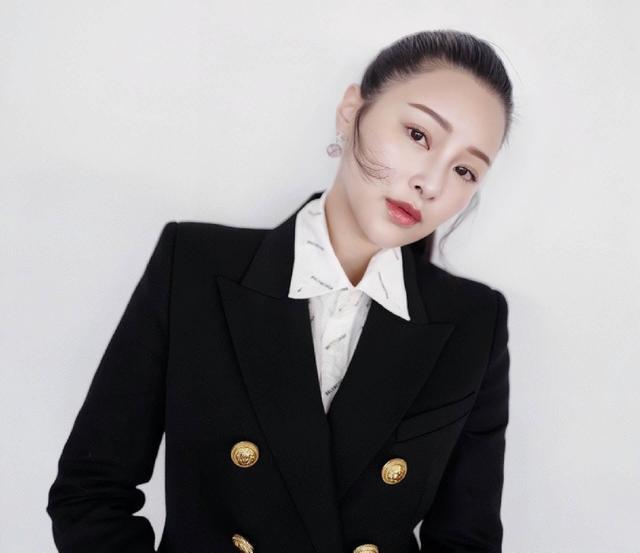 好惨！香港知名女星离巢TVB后零工作，穿泳装大秀丰满身材