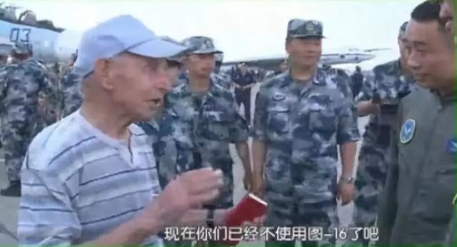 俄军图22坠毁是意外?在美军舰头上撒油玩杂技坠毁,这么爱刺激?