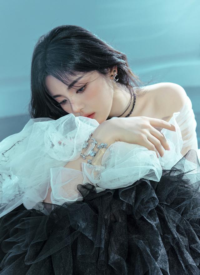 杨超越25岁生日，在微博晒照并配文：“25岁了，过去的5年，感谢有你们