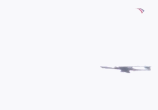 俄军图22坠毁是意外?在美军舰头上撒油玩杂技坠毁,这么爱刺激?