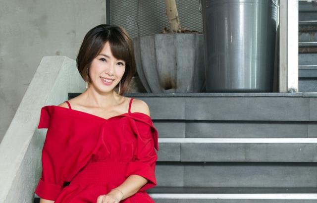 女星拒绝富商，与职员结婚，婚后却为生计送外卖