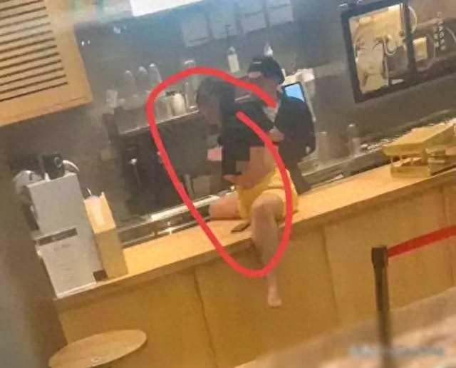重庆惊现“脱光上衣”女子，坐在奶茶店吧台上袒胸露乳，只能报警