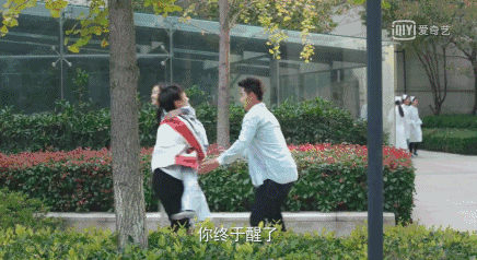 差点被第一集骗了错过它，对天发誓《同学两亿岁》真的很好看啊！