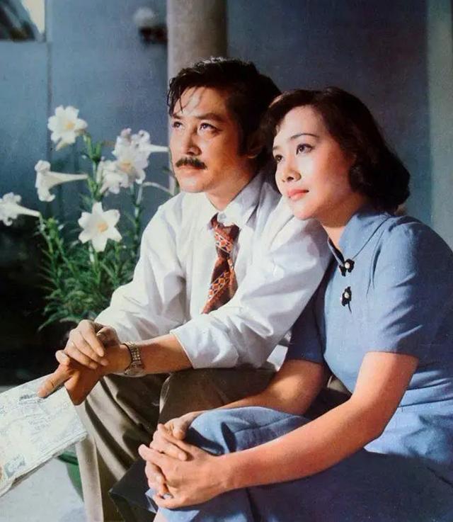 他是东北帅气男星,从《兵临城下》走上银幕,曾与黄梅莹饰演夫妻