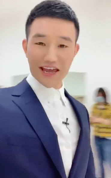 嘎子谢孟伟又惹争议,和妻子穿廉价礼服要二婚,曾豪掷千金办婚礼