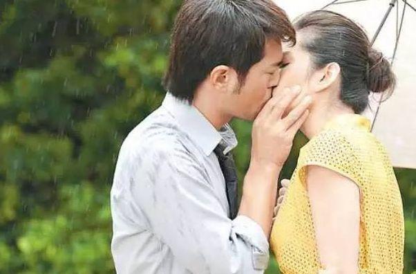 车祸后躺在地上吻，拔掉氧气管还要吻，国产剧花式吻戏智商在哪？