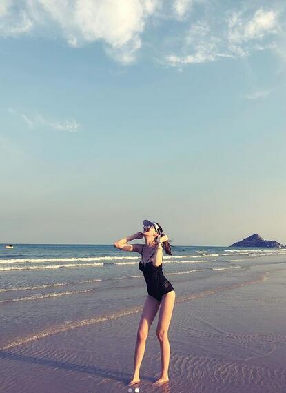 林志颖老婆陈若仪海边大秀好身材,手上40万的手镯亮了