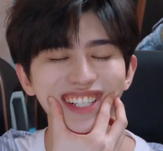 蔡徐坤颜值也崩了？下巴外翻角度显奇怪，线条诡异被指撞脸刘梓晨