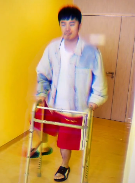 35岁陈赫手术后顺利出院！单腿蹦跳显滑稽，胡子拉碴脸消瘦不少