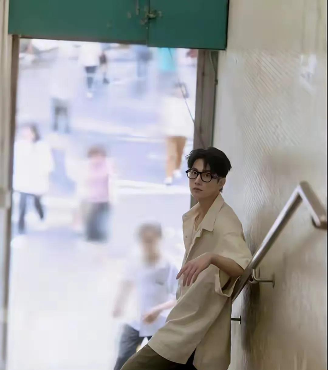 杨洋瘦身后帅气值暴增,退伍后的气质完全不一样,太迷人了