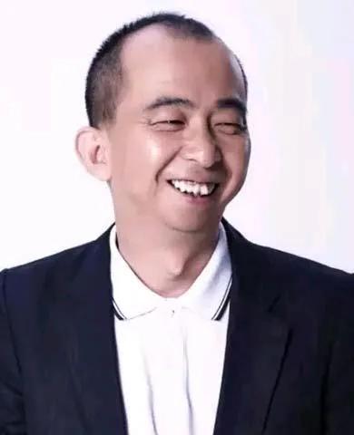 24年,从“第一丑星”到身价过亿,他的人生剧本有多离谱?